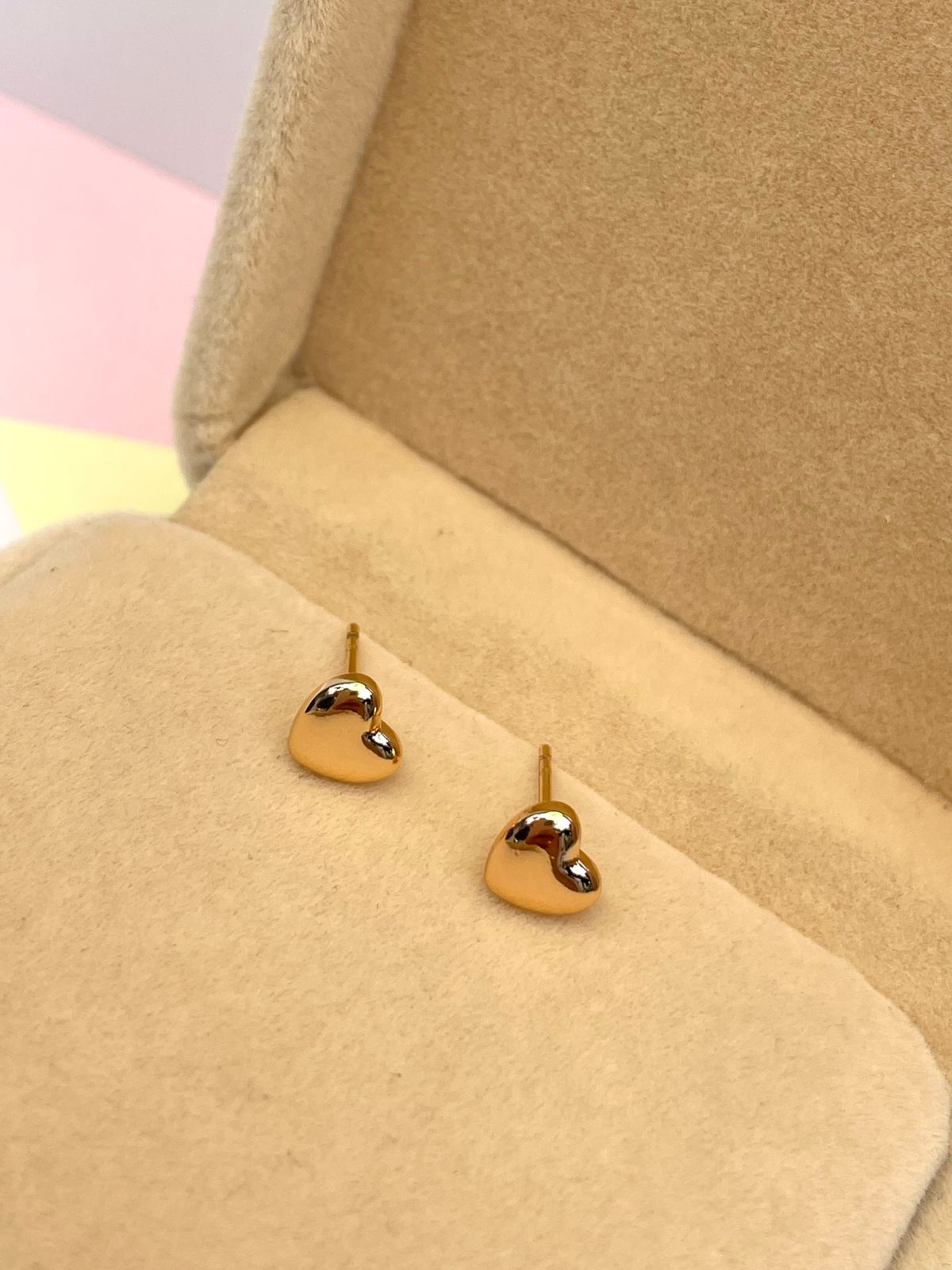 Par de aretes de stud dorados muy pequeños en forma de corazón