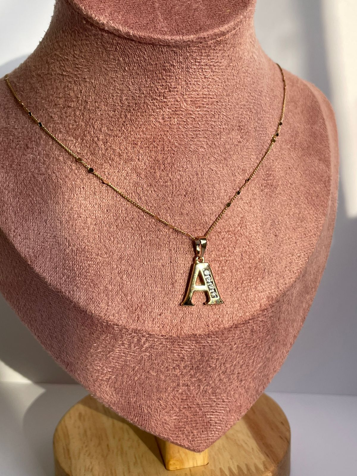 Collar con la inicial A de Doroluxe, joyería de acero inoxidable bañada en oro 18k en Perú.