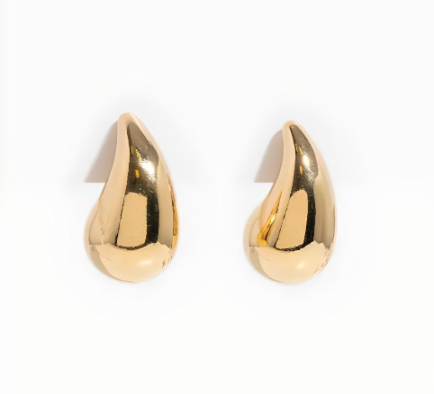 aretes dorados con diseño escultural en forma de gota o coma